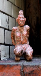 08 Kleine hockende Frau, 2004. Terracotta,  26 x 13 x 14 cm